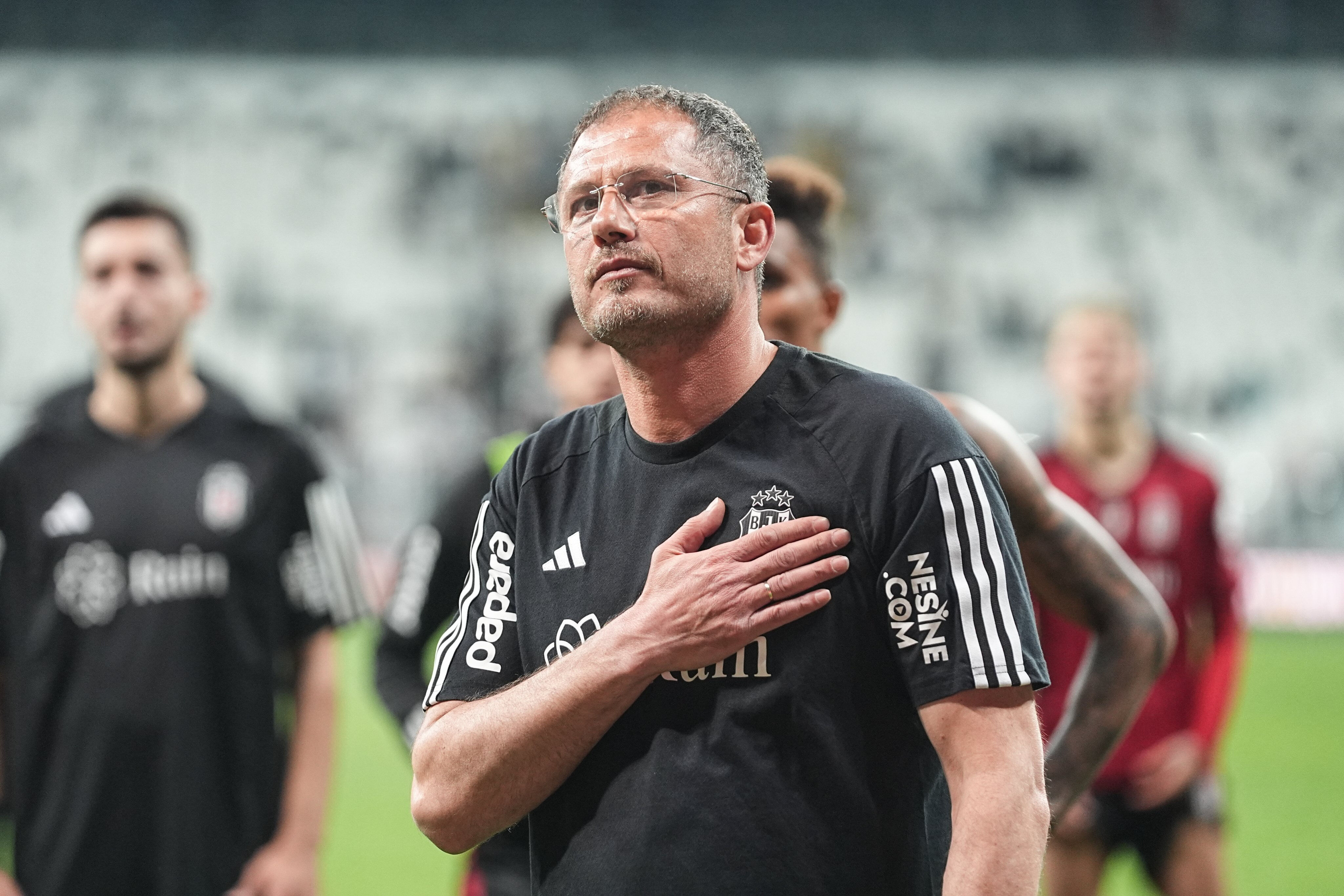 Beşiktaş'ta büyük deprem! Hasan Arat'ın ardından, Giovanni van Bronckhorst ile yollar ayrıldı - 2. Resim