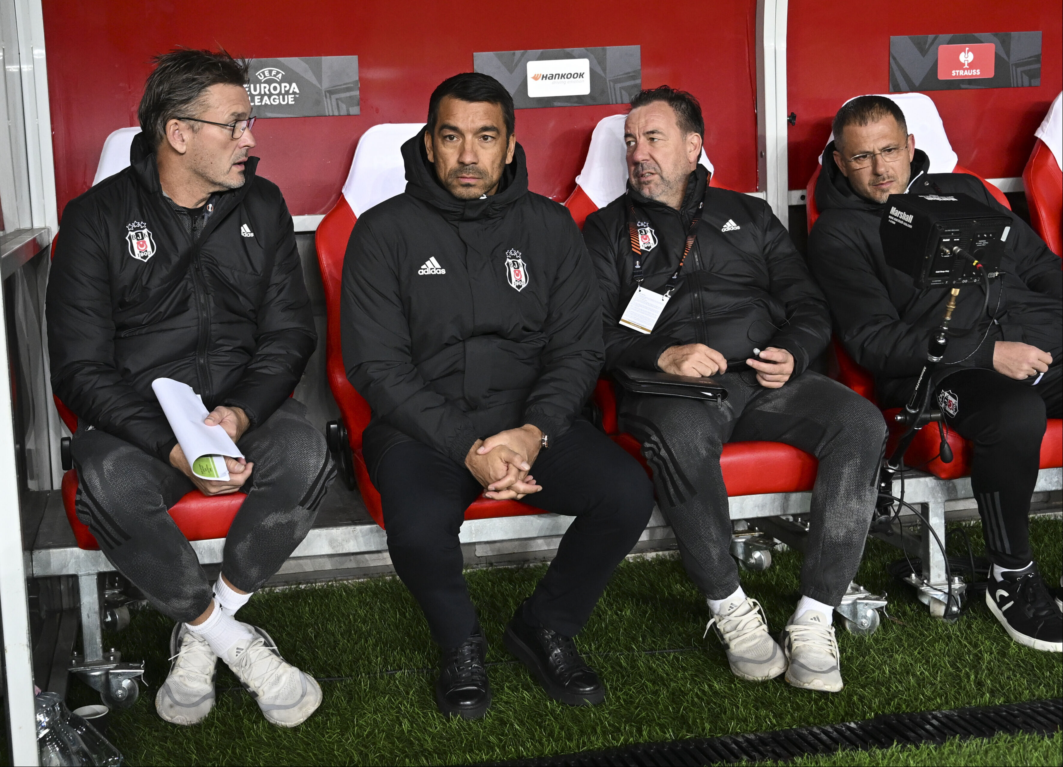 Beşiktaş'ta büyük deprem! Hasan Arat'ın ardından, Giovanni van Bronckhorst ile yollar ayrıldı - 3. Resim