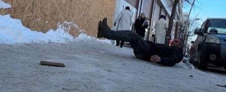 Erzurum'da yolla buz pistine döndü! Vatandaşlar ayakta durmakta zorlandı - 3. Resim