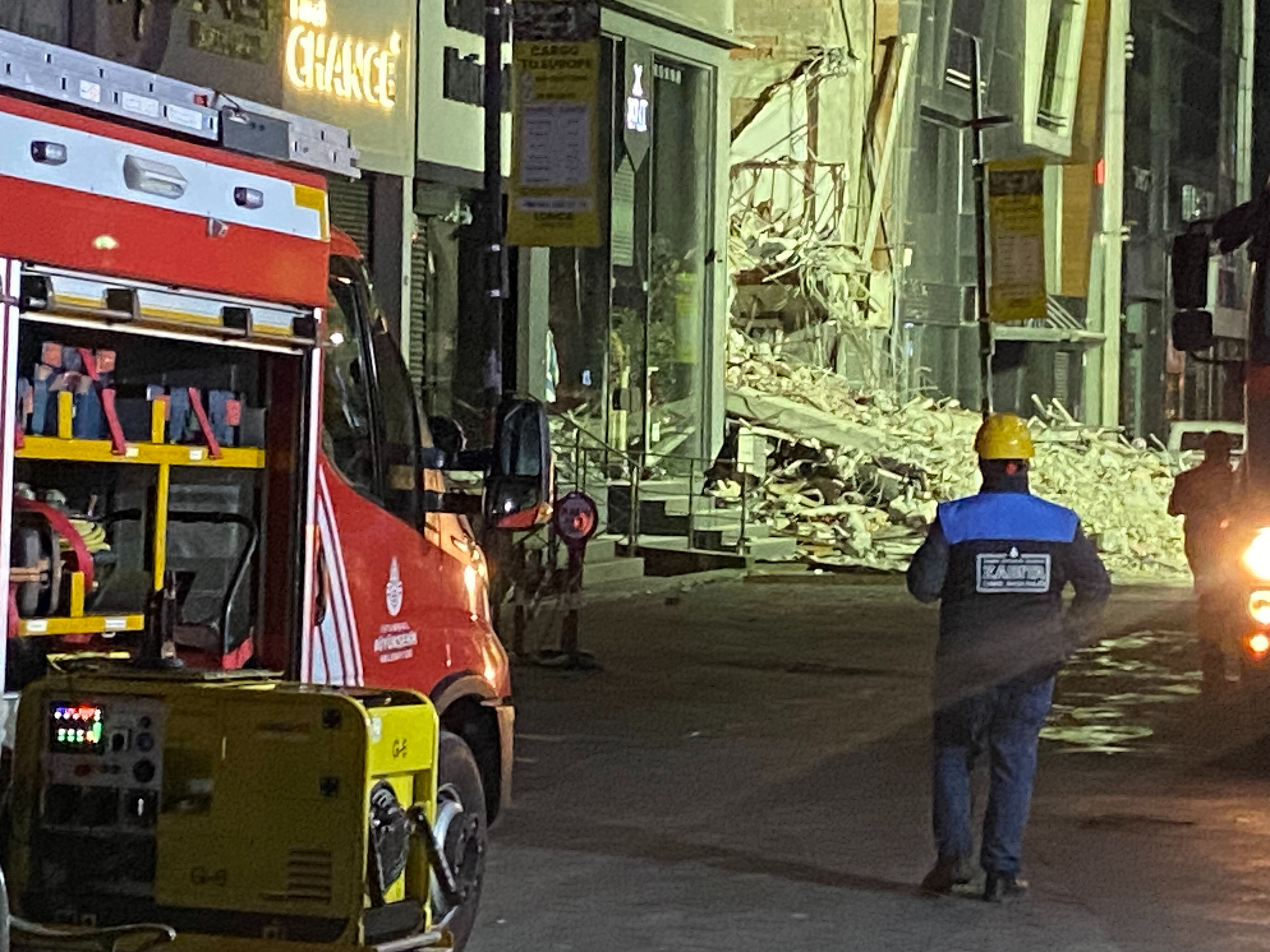 Güngören'de çöken binada kurtarma çalışmaları 16'ncı saatinde Güngören'de çöken binada kurtarma çalışmaları 16'ncı saatinde - 1. Resim