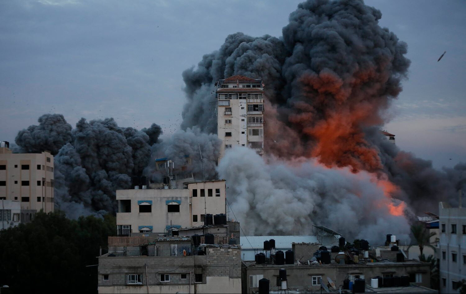 İsrail Gazze'de binaları bombaladı! En az 40 kişi hayatını kaybetti - 1. Resim