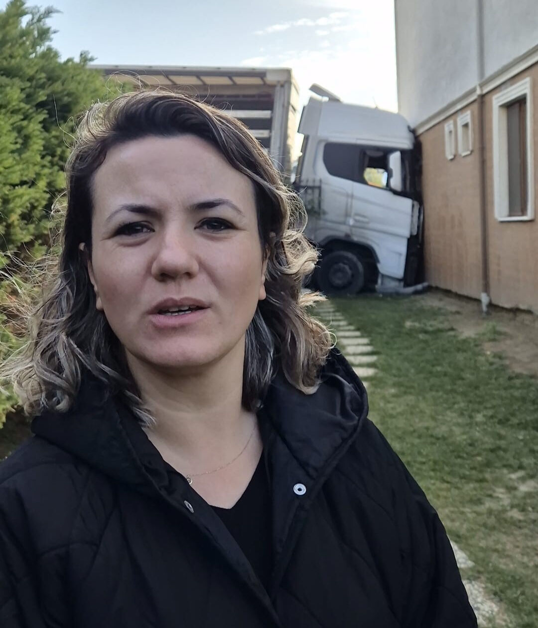 İstanbul'da faciadan dönüldü! Freni boşalan tır binaya çarptı, o anlar kamerada - 3. Resim