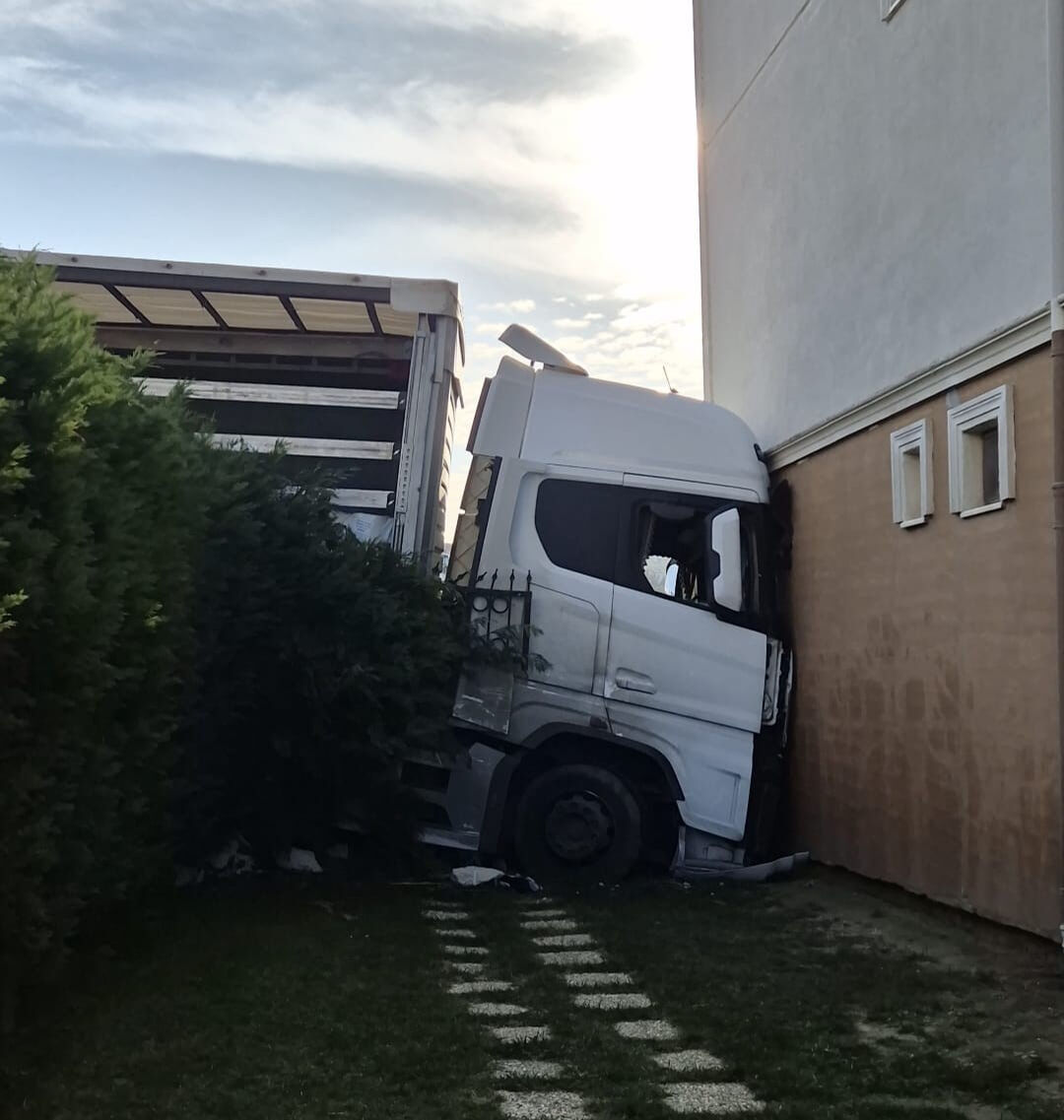 İstanbul'da faciadan dönüldü! Freni boşalan tır binaya çarptı, o anlar kamerada - 1. Resim