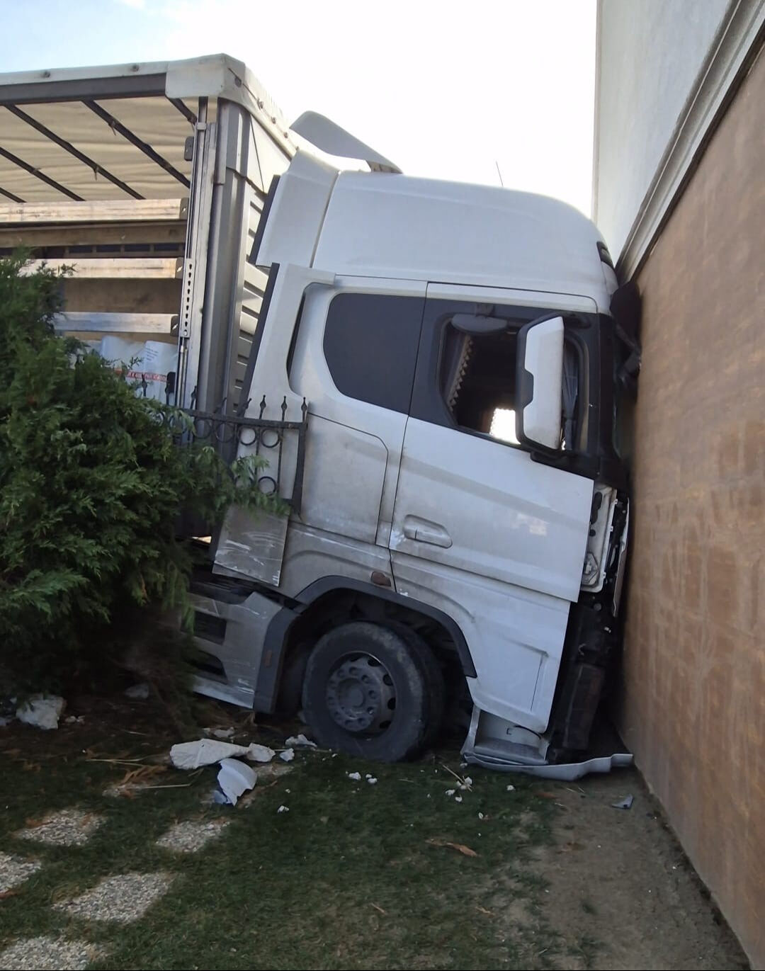 İstanbul'da faciadan dönüldü! Freni boşalan tır binaya çarptı, o anlar kamerada - 2. Resim