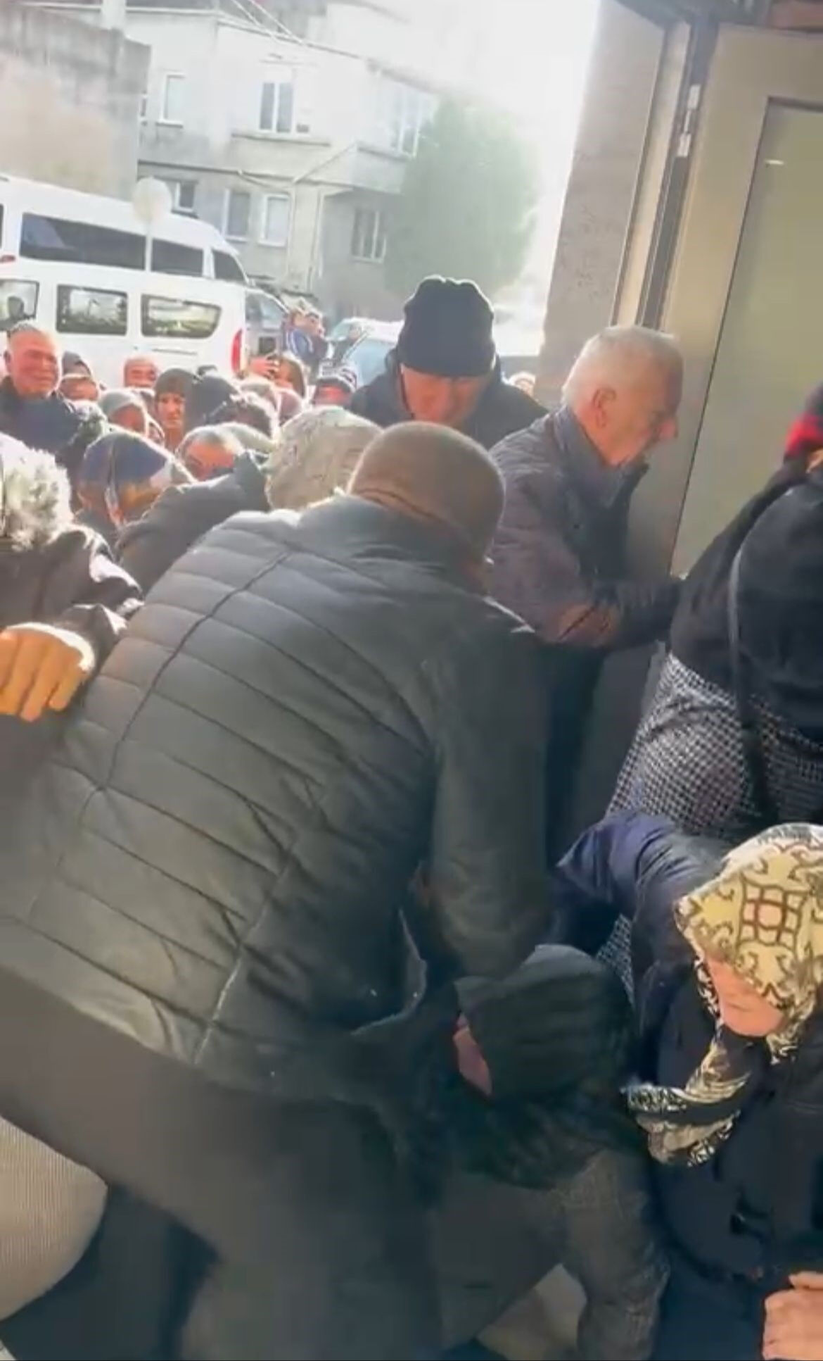 Kasım indirimi rezaleti! Ürünler yarı fiyatına indi, vatandaşlar birbirini ezdi - 1. Resim