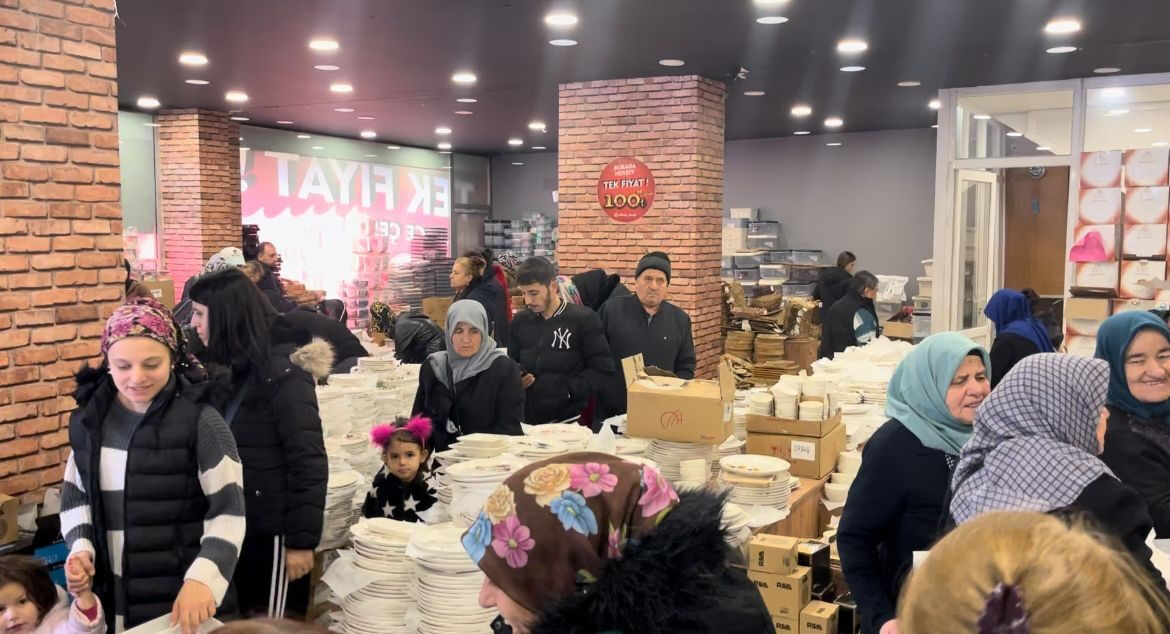 Kasım indirimi rezaleti! Ürünler yarı fiyatına indi, vatandaşlar birbirini ezdi - 2. Resim