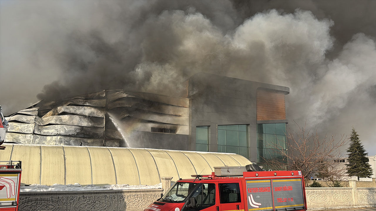 Kayseri'deki Organize Sanayi'de korkutan yangın! Mobilya dükkanı alev aldı - 3. Resim