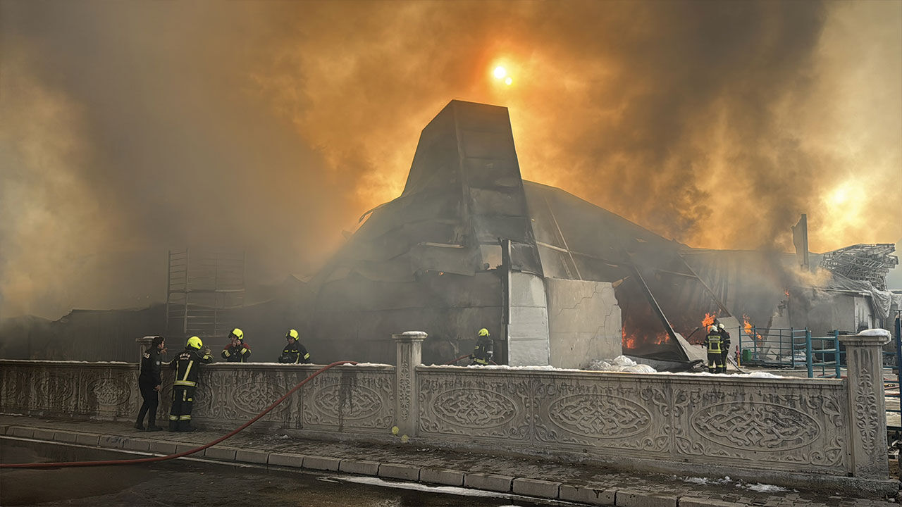 Kayseri'deki Organize Sanayi'de korkutan yangın! Mobilya dükkanı alev aldı - 1. Resim
