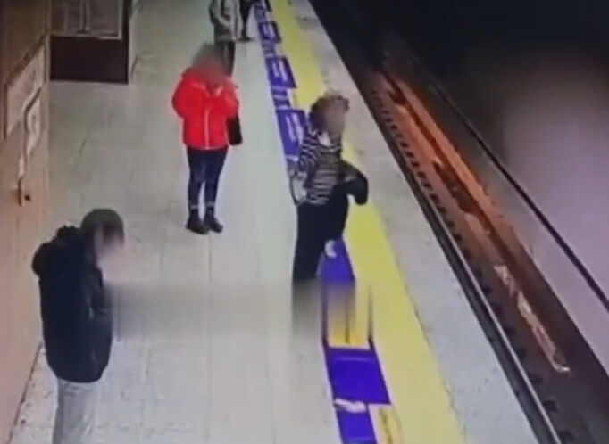 Marmaray Yenikapı durağında 15 yaşındaki kız intihar etti - 1. Resim