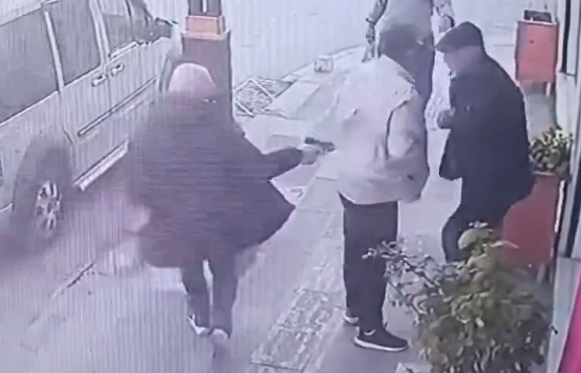 Pendik'te sokak ortasında infaz! Eşiyle kaçtığını iddia ederek mermi yağdırdı Pendik'te sokak ortasında infaz! Eşiyle kaçtığını iddia ederek mermi yağdırdı - 1. Resim