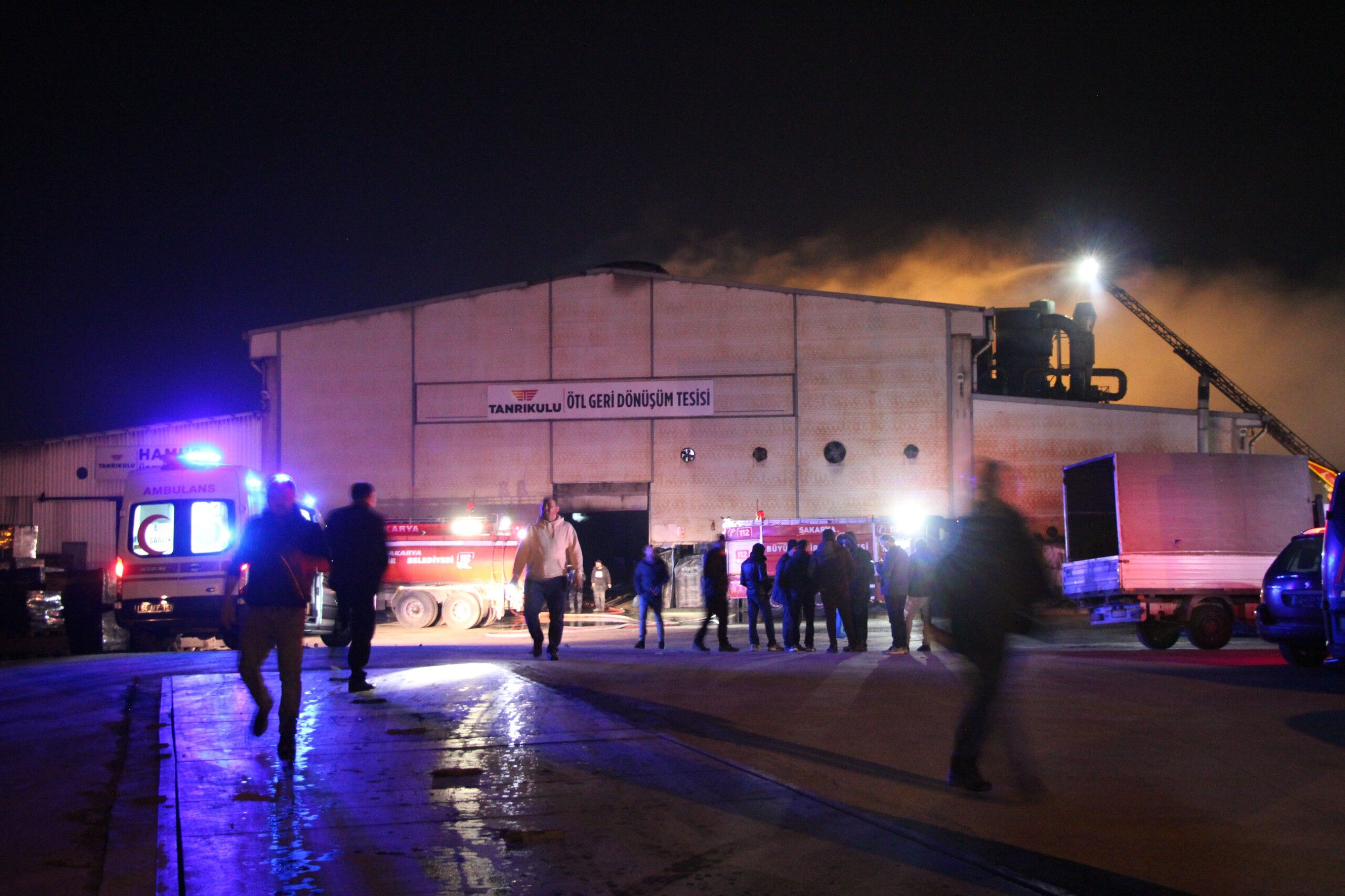 Sakarya'da geri dönüşüm tesisinde yangın faciası! 8 işçi dumandan etkilendi - 1. Resim