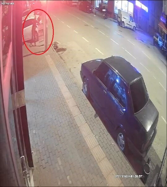 Saldırgan dehşet saçtı! Reklam tabelasını alarak dükkanın camlarını parçaladı - 2. Resim