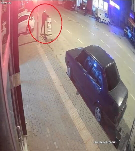 Saldırgan dehşet saçtı! Reklam tabelasını alarak dükkanın camlarını parçaladı - 1. Resim