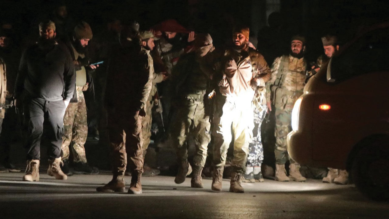 Suriye'de sıcak çatışma büyüyor! Muhalifler Halep'in büyük bölümünü ele geçirdi, Rus jetleri bölgeyi vurdu - 1. Resim