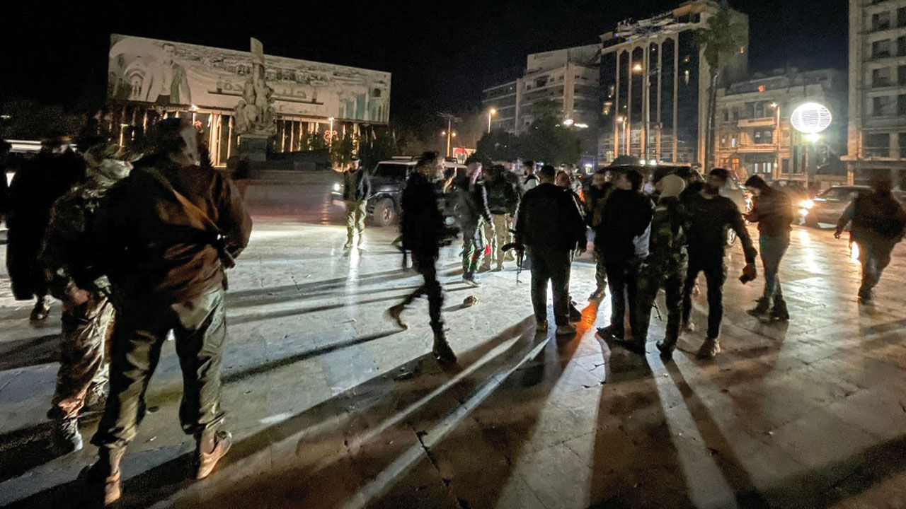 Suriye'de sıcak çatışma büyüyor! Muhalifler Halep'in büyük bölümünü ele geçirdi, Rus jetleri bölgeyi vurdu - 2. Resim