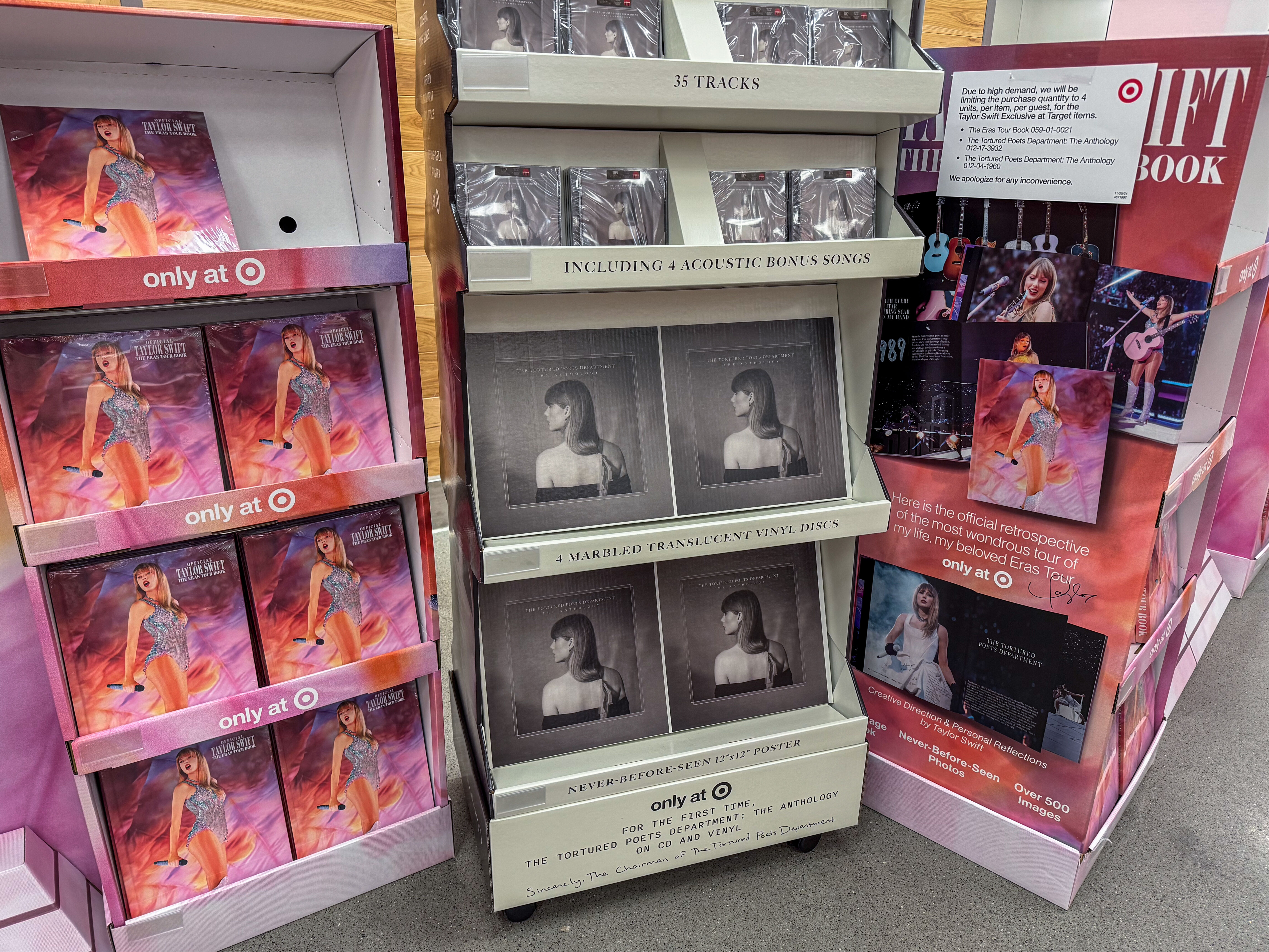 Taylor Swift'in yeni kitabı raflarda yerini aldı - 1. Resim