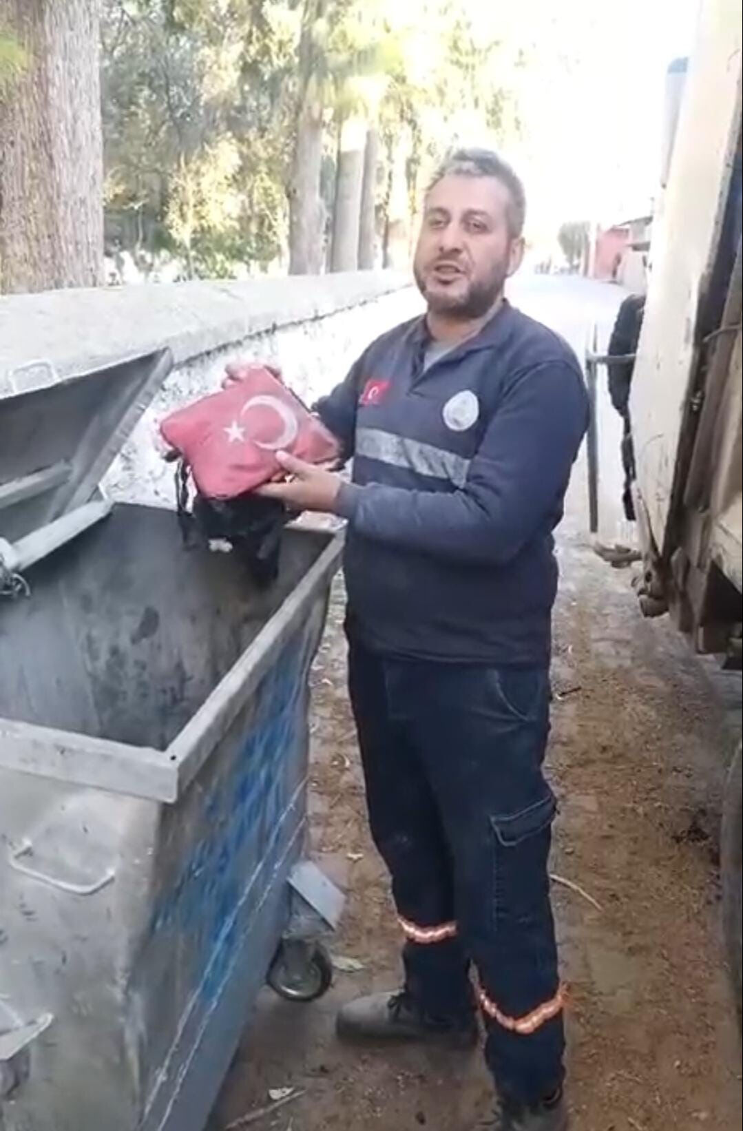 Temizlik işçisi çöpte yanmak üzere olan Türk bayrağını çekip aldı! - 1. Resim