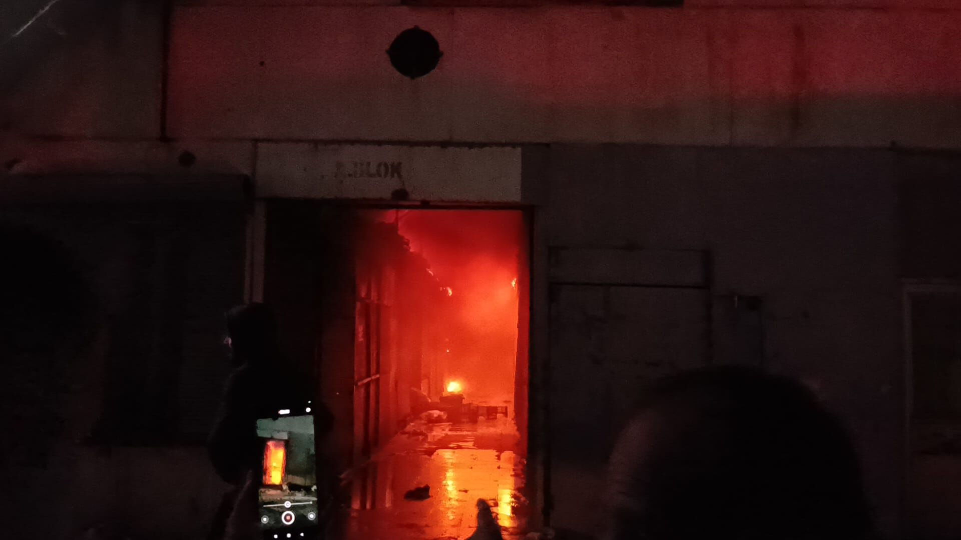 Van Mısır Çarşısı'nda feci yangın! 30 dükkan kullanılamaz hale geldi - 1. Resim