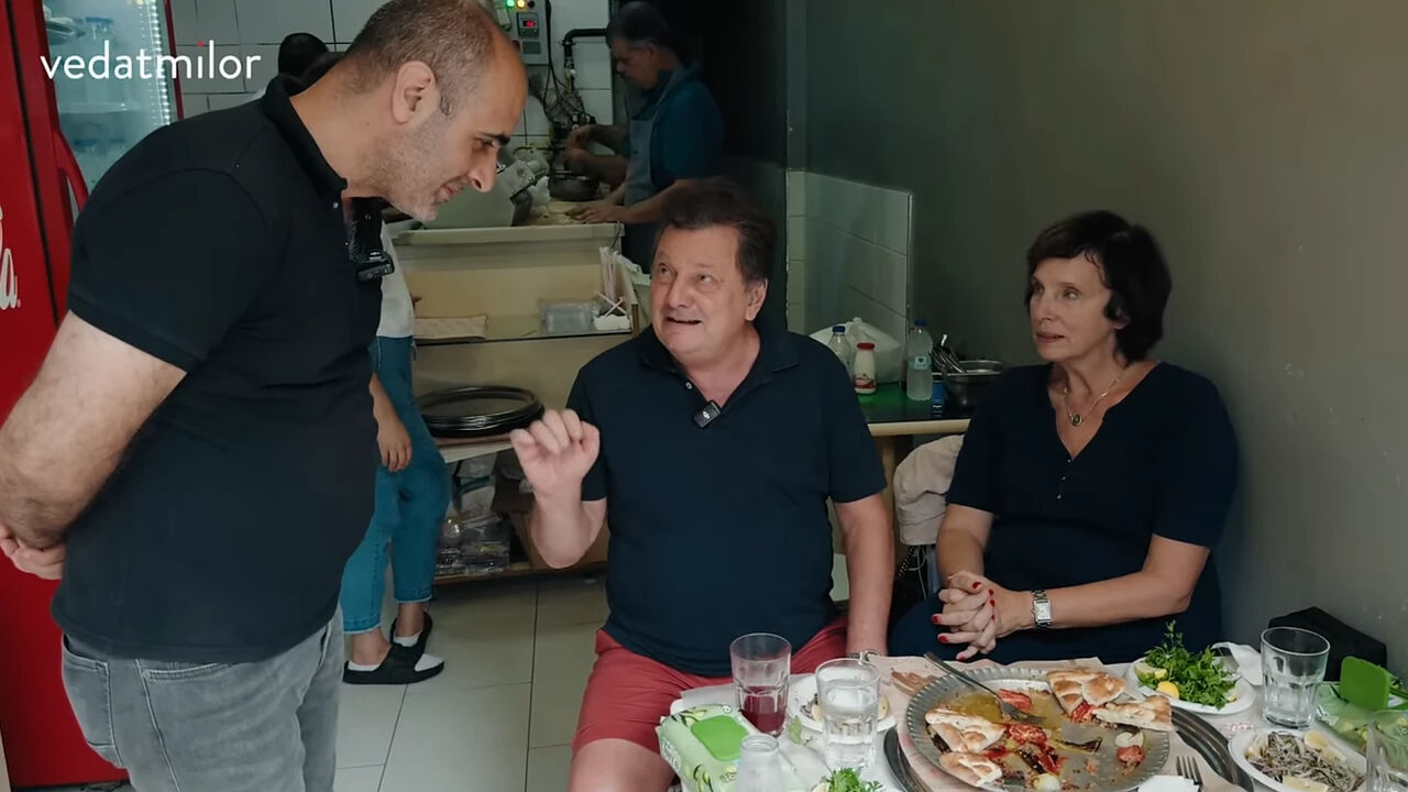 Vedat Milor'dan restoran sahibine fırça: Maymun değilim burada Vedat Milor'dan restoran sahibine fırça: Maymun değilim burada - 1. Resim