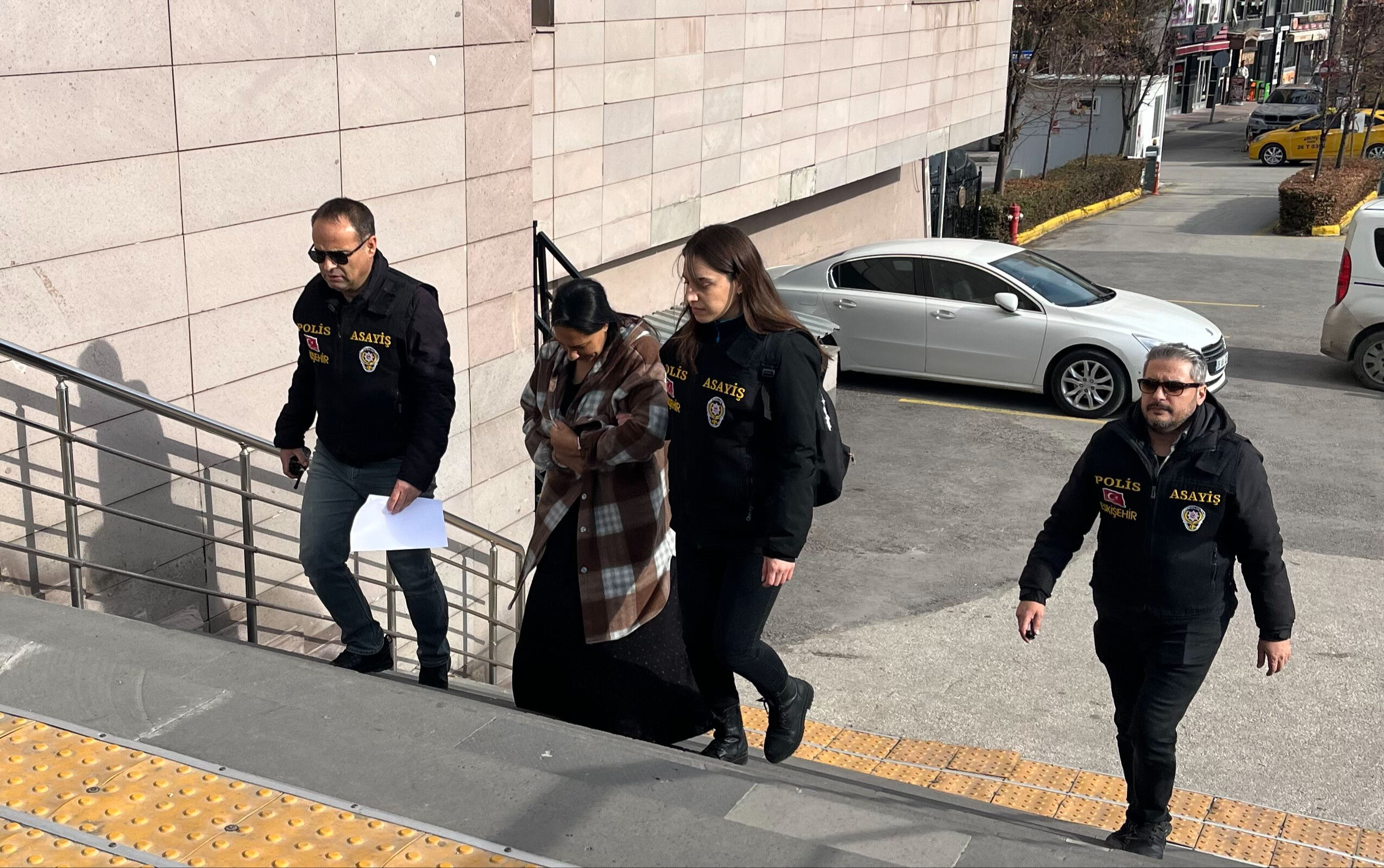 Cezaları hamile olduğu için ertelenmiş... Eskişehir'de 226 yıl kesinleşmiş cezası bulunan kadın yakalandı - 1. Resim