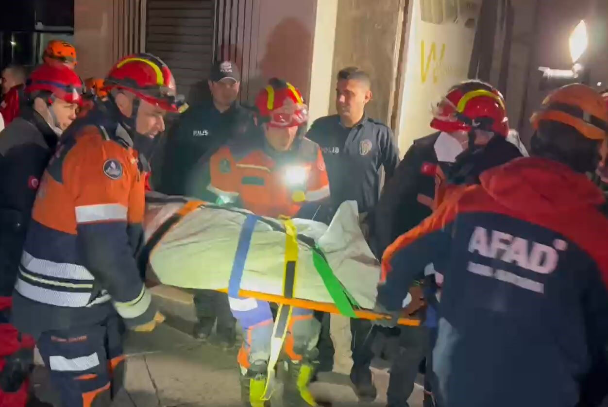 Güngören'de çöken binada acı haber! 3 gün sonra işçinin cansız bedeni çıkarıldı Güngören'de çöken binada acı haber! 3. günde cansız bedenine ulaşıldı - 2. Resim