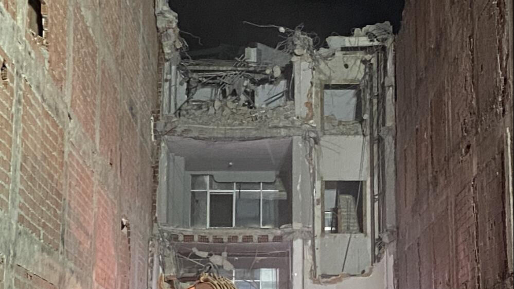 Güngören'de kentsel dönüşüm yapılan bina çöktü! Enkaz altındaki işçi 40 saattir aranıyor - 1. Resim