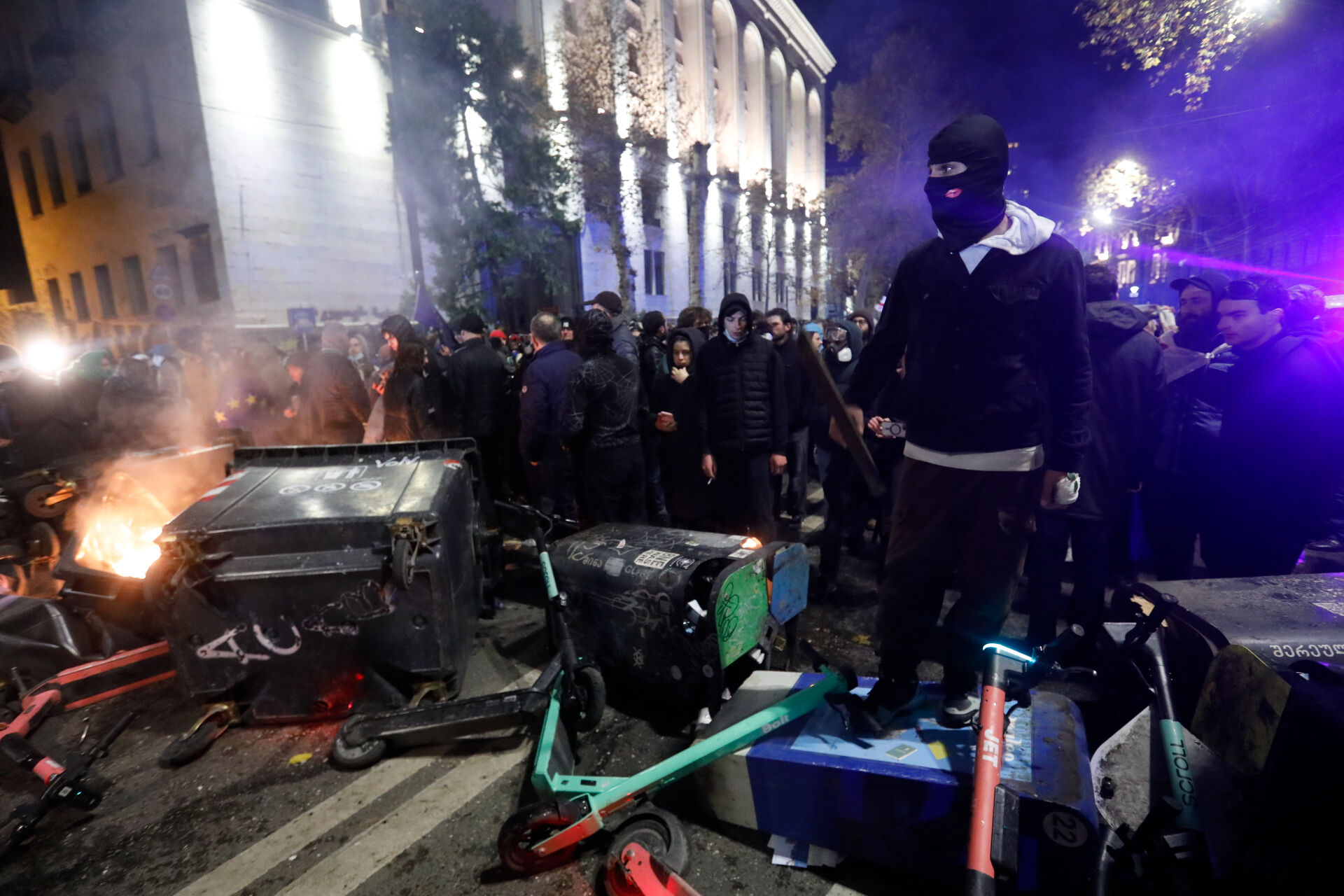 Gürcistan'da olaylar tırmandı! Polisle çatışan göstericiler sokaklara savaş alanına çevirdi Gürcistan'da olaylar tırmandı! Polisle çatışan göstericiler sokaklara savaş alanına çevirdi - 2. Resim