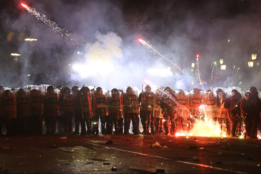 Gürcistan'da olaylar tırmandı! Polisle çatışan göstericiler sokaklara savaş alanına çevirdi Gürcistan'da olaylar tırmandı! Polisle çatışan göstericiler sokaklara savaş alanına çevirdi - 5. Resim