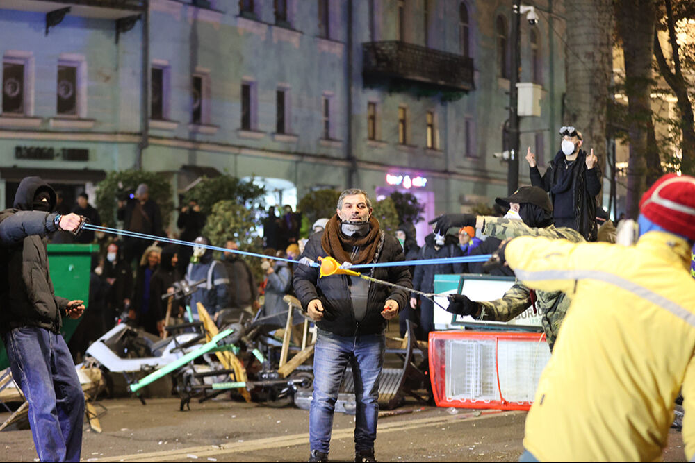 Gürcistan'da olaylar tırmandı! Polisle çatışan göstericiler sokaklara savaş alanına çevirdi Gürcistan'da olaylar tırmandı! Polisle çatışan göstericiler sokaklara savaş alanına çevirdi - 6. Resim