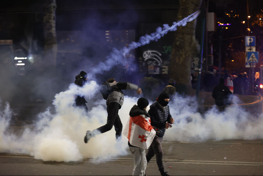 Gürcistan'da olaylar tırmandı! Polisle çatışan göstericiler sokaklara savaş alanına çevirdi Gürcistan'da olaylar tırmandı! Polisle çatışan göstericiler sokaklara savaş alanına çevirdi - 4. Resim