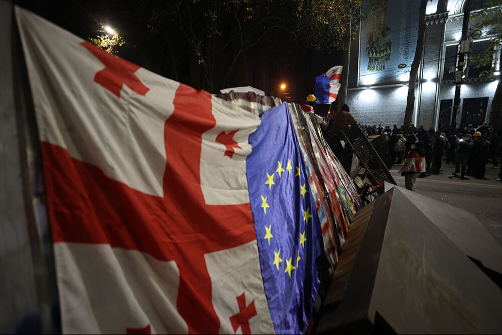 Gürcistan'da olaylar tırmandı! Polisle çatışan göstericiler sokaklara savaş alanına çevirdi Gürcistan'da olaylar tırmandı! Polisle çatışan göstericiler sokaklara savaş alanına çevirdi - 7. Resim