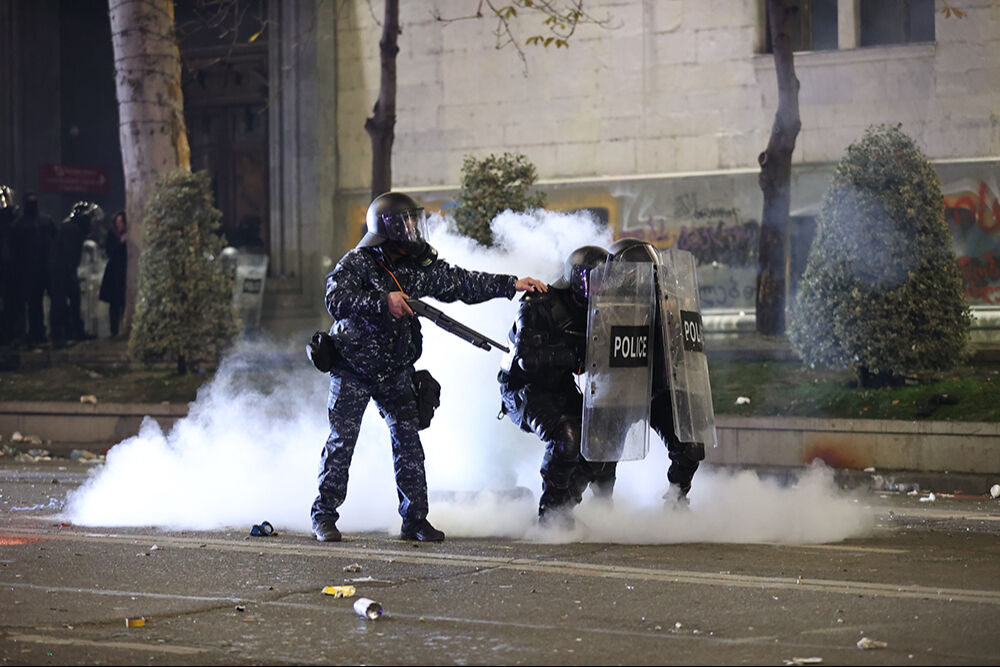 Gürcistan'da olaylar tırmandı! Polisle çatışan göstericiler sokaklara savaş alanına çevirdi Gürcistan'da olaylar tırmandı! Polisle çatışan göstericiler sokaklara savaş alanına çevirdi - 3. Resim