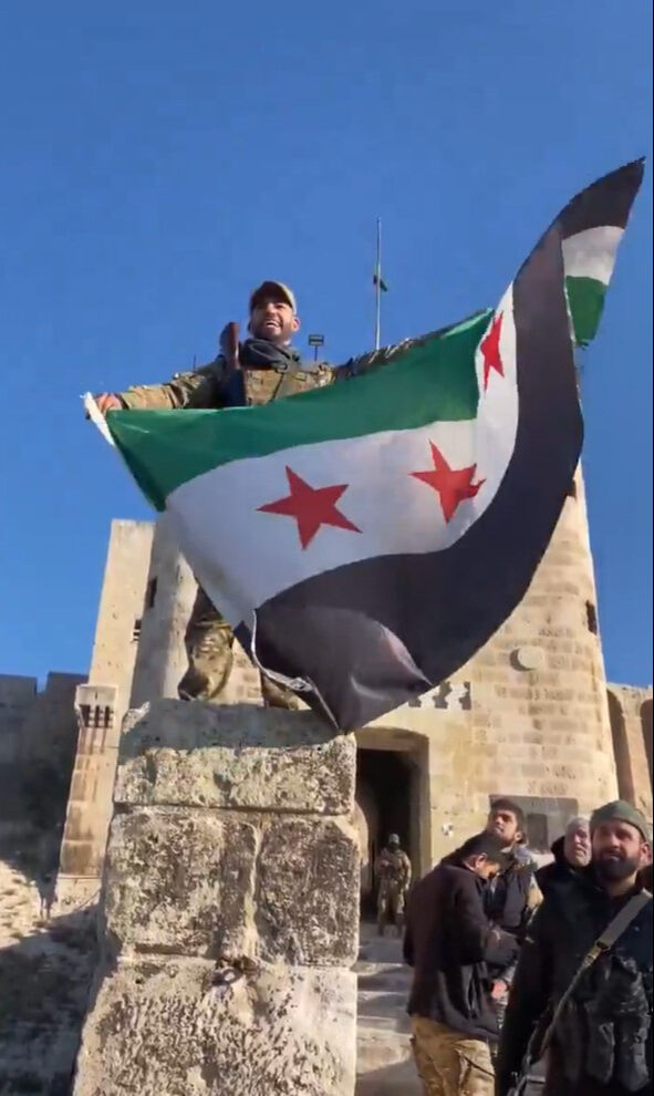 Halep'ten sonra Hama'yı da aldılar! Şam karıştı, rejim generali Esad'a darbe başlattı - 1. Resim