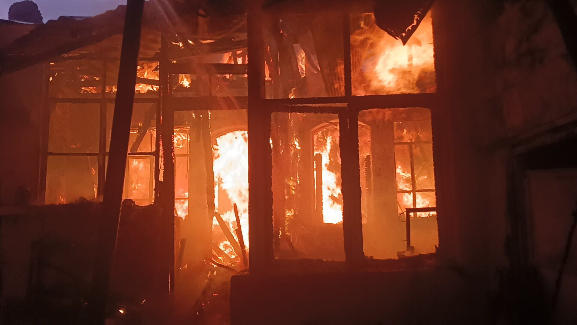 Manisa'da ev yangını! Bir kişi hayatını kaybetti - 1. Resim