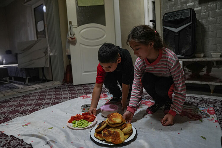 Milyonların gözlerini doldurdu: İşten gelip çocuklarına yemek yapan emekçi baba konuştu Milyonların gözlerini doldurdu: İşten gelip çocuklarına yemek yapan emekçi baba konuştu - 3. Resim