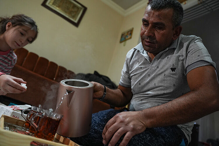 Milyonların gözlerini doldurdu: İşten gelip çocuklarına yemek yapan emekçi baba konuştu Milyonların gözlerini doldurdu: İşten gelip çocuklarına yemek yapan emekçi baba konuştu - 1. Resim