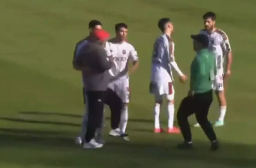 Mustafa Reşit Akçay çıldırdı, sahaya girip oyuncusunun üzerine yürüdü! - 2. Resim