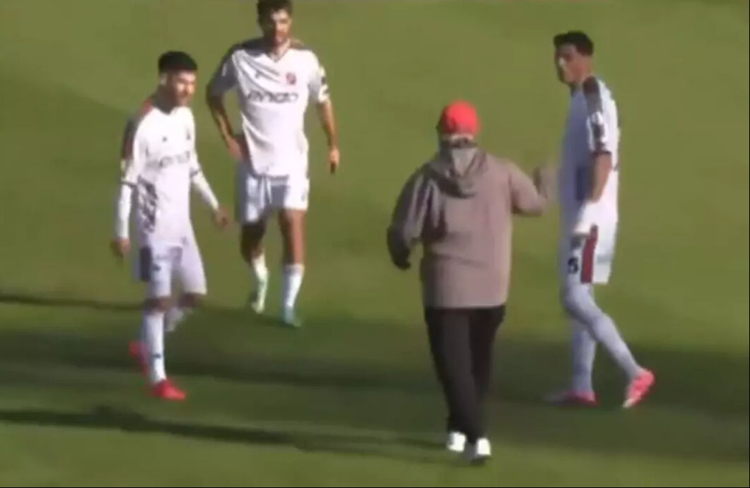 Mustafa Reşit Akçay çıldırdı, sahaya girip oyuncusunun üzerine yürüdü! - 1. Resim