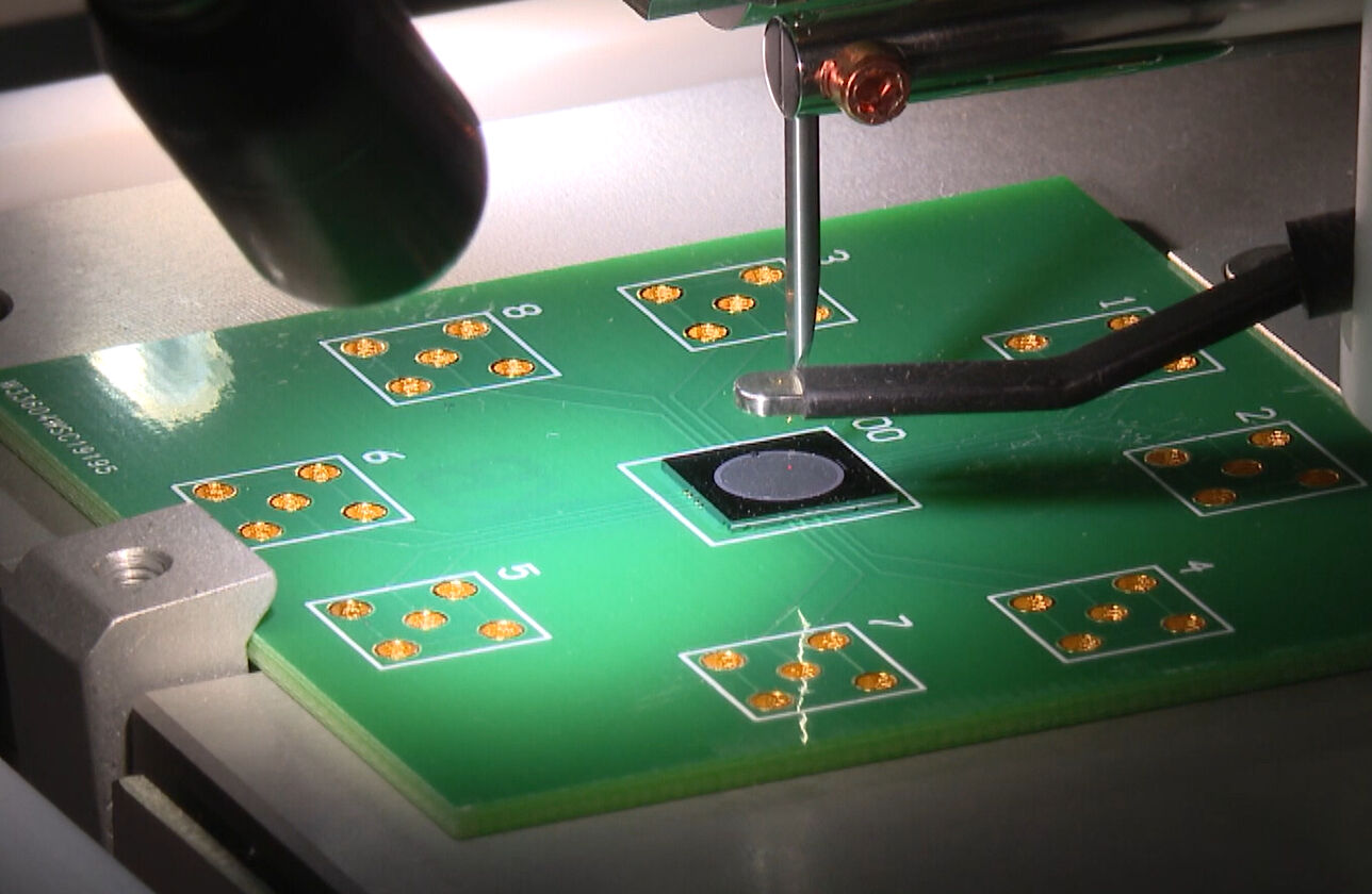 ODTÜ'de üretilen aygıt, cep telefonlarının şarj süresini bir yıla çıkarmayı hedefliyor ODTÜ'de üretilen aygıt, cep telefonlarının şarj süresini bir yıla çıkarmayı hedefliyor - 2. Resim