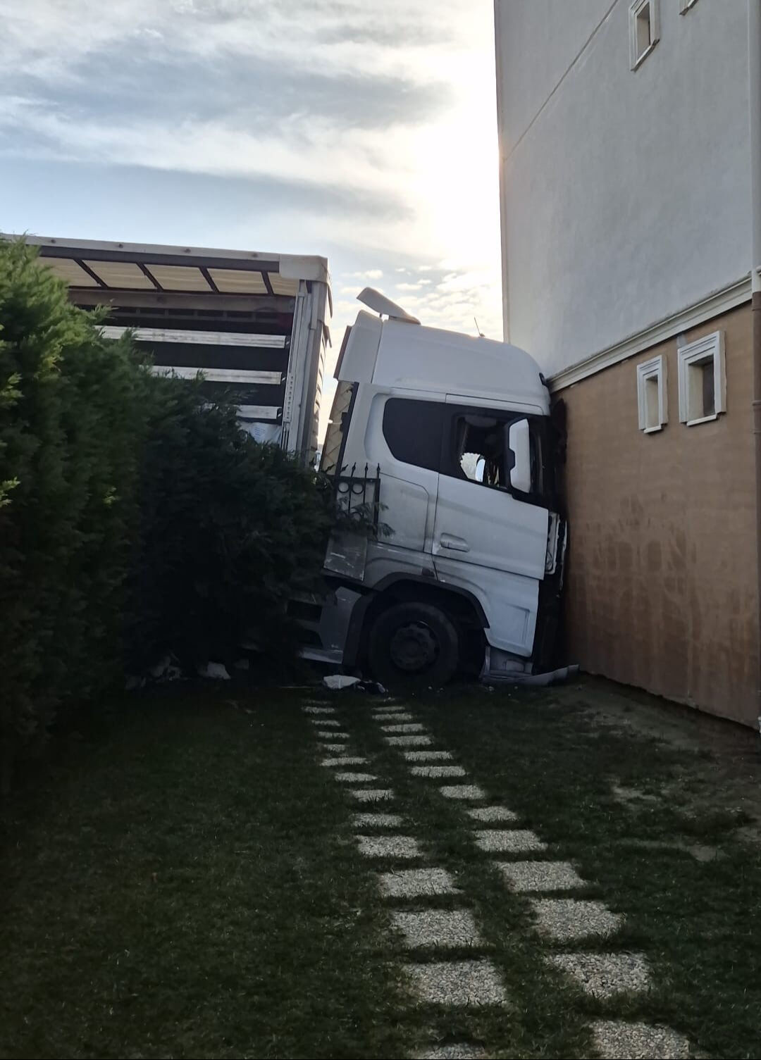 Silivri’de panik anları! Freni boşalan TIR binaya çarptı Silivri’de panik anları! Freni boşalan TIR binaya çarptı - 2. Resim