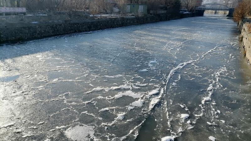 Termometreler -12'yi gördü! Kars Çayı buz tuttu - 1. Resim