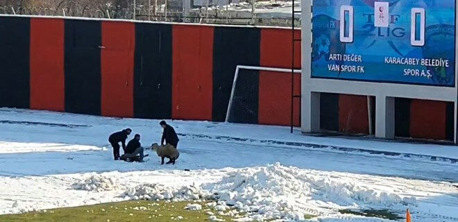 Vanspor FK - Karacabey Belediye Spor maçında eşi benzeri görülmemiş olay! Kale arkasında kurban kestiler Vanspor FK - Karacabey Belediye Spor maçında eşi benzeri görülmemiş olay! Kale arkasında kurban kestiler - 3. Resim