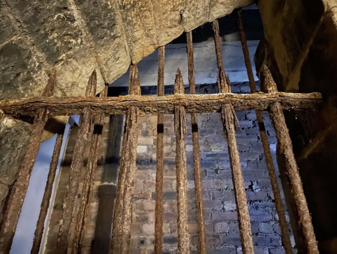 100 yıldır unutulan sokak! Kütüphanenin gizli kapısının ardından çıkan yer görüntülendi 100 yıldır unutulan sokak! Kütüphanenin gizli kapısının ardından çıkan yer görüntülendi - 2. Resim