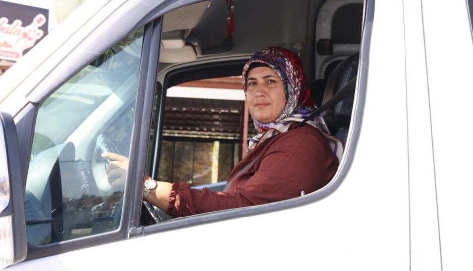 14 yıldır öğrenci servisi çeken Ayşe Özgün herkesi şaşkına çeviriyor - 5. Resim
