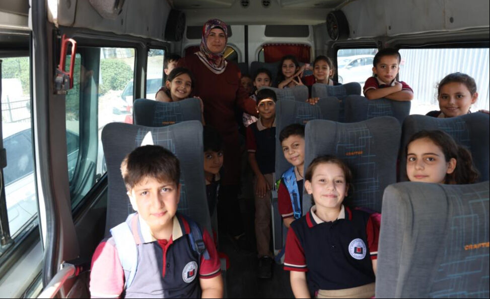 14 yıldır öğrenci servisi çeken Ayşe Özgün herkesi şaşkına çeviriyor - 2. Resim