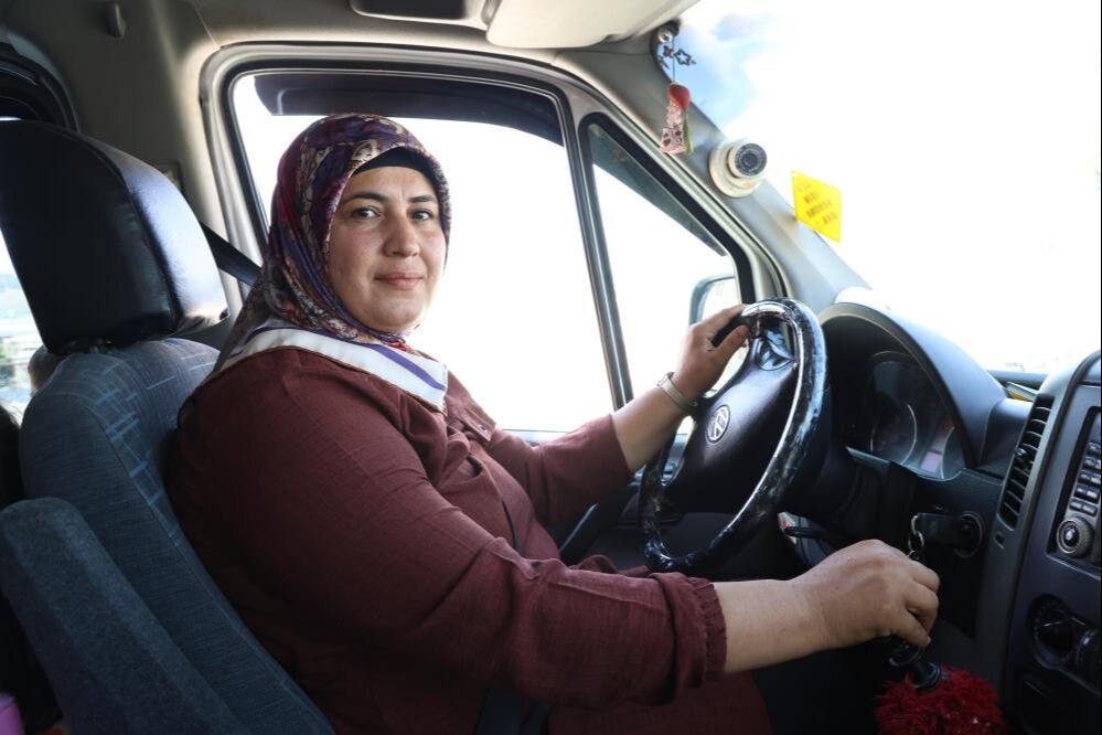 14 yıldır öğrenci servisi çeken Ayşe Özgün herkesi şaşkına çeviriyor - 1. Resim