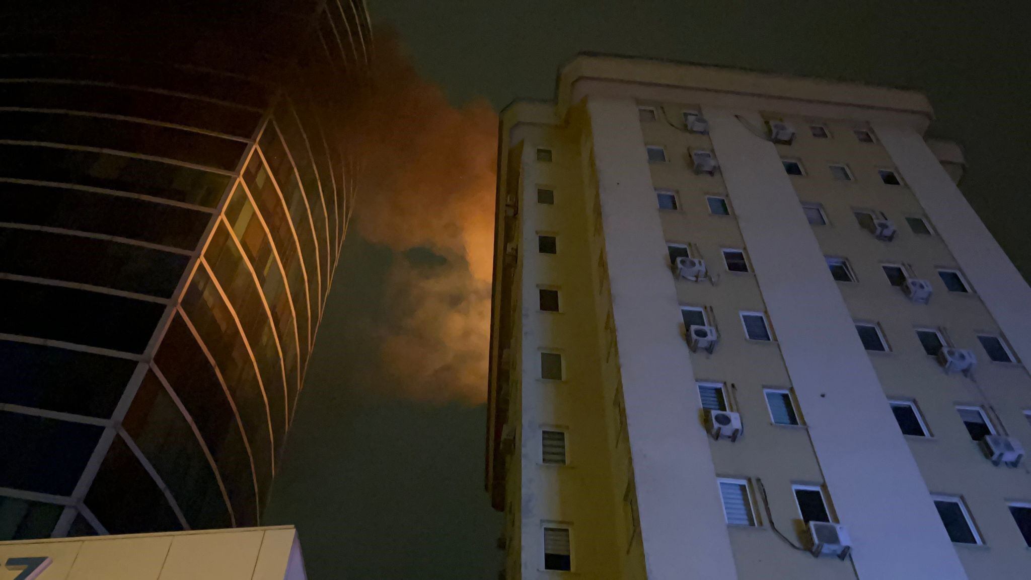 8 katlı iş hanının çatısı alevlere teslim oldu 8 katlı iş hanının çatısı alevlere teslim oldu - 2. Resim