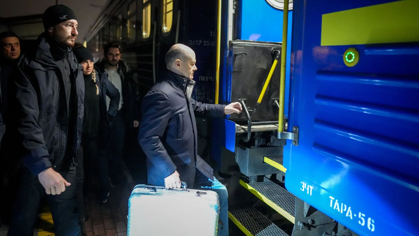 Almanya Başbakanı Olaf Scholz savaştaki ülkeye elinde valizi trenle gitti - 2. Resim