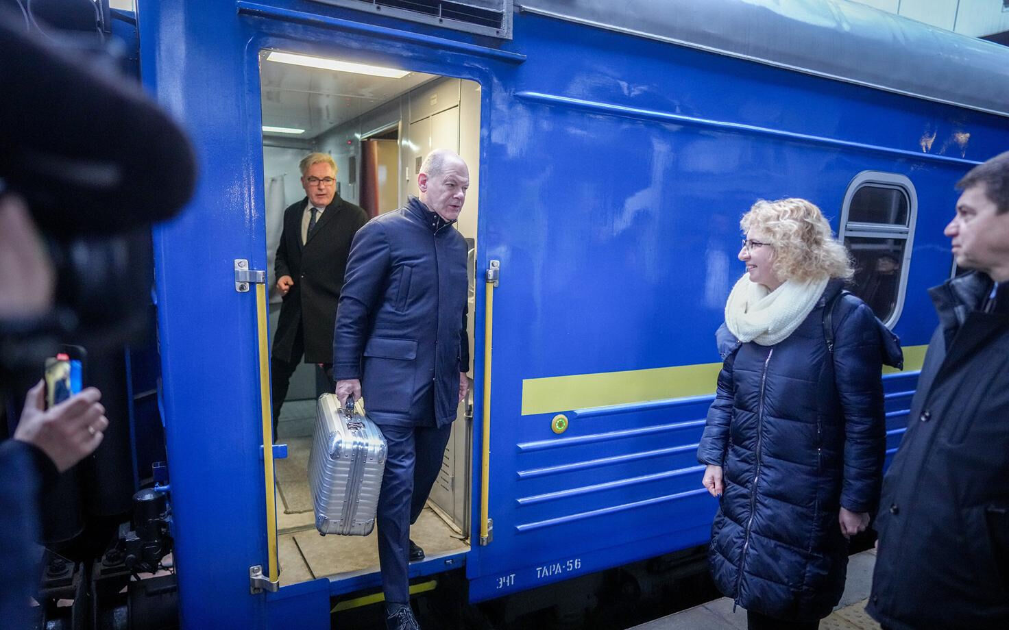Almanya Başbakanı Olaf Scholz savaştaki ülkeye elinde valizi trenle gitti - 1. Resim