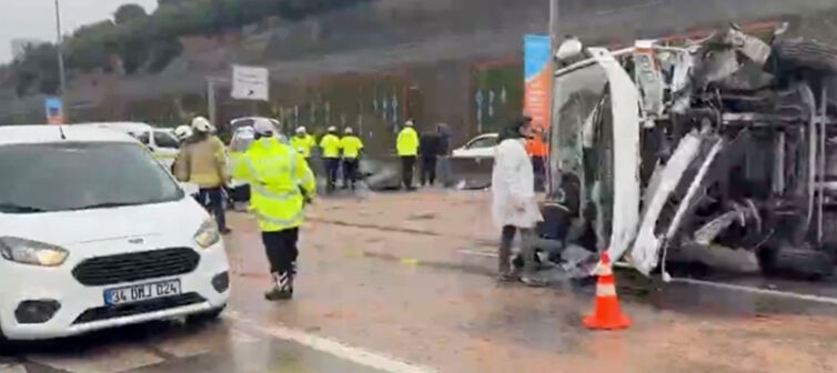 E-5'te minibüs yan yattı! Maltepe yolu üzerinde korku dolu anlar - 1. Resim